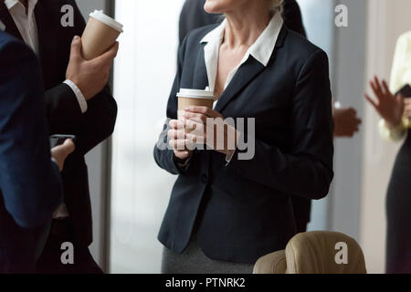 Nahaufnahme der Büroangestellten chat trinken Kaffee zum Mitnehmen Stockfoto