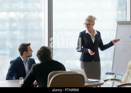 Zuversichtlich Geschäftsfrau machen Whiteboard-präsentation Ausbildung em Stockfoto