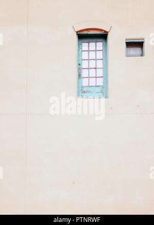 Eine zweite Geschichte Holz Tür ohne Treppen an der Seite eines alten Gebäudes. Stockfoto