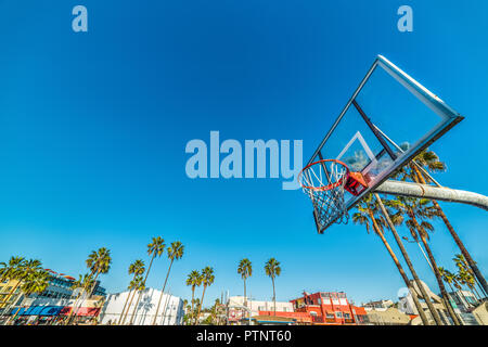 Venice Beach, CA, USA - November 03, 2016: Basketballkorb mit Ocean Front Walk auf dem Hintergrund Stockfoto