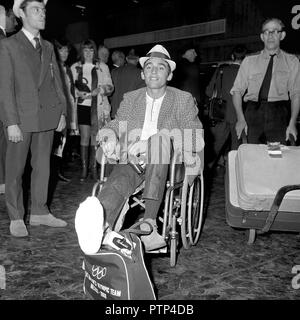 Foto vom 23-10-1968 von britischen Boxer Terry Waller sitzt in einem Rollstuhl verletzt, bevor Sie der Bus zum Flughafen Heathrow bei seiner Ankunft zu Hause von der Spiele gerollt. Light welterweight Waller brach ein Bein in seinem ersten Wettbewerb in Mexiko. Stockfoto