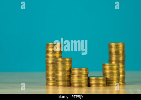 Die Spalten von Münzen, schritt der Münzen stapeln auf Holztisch mit Kopie Platz für geschäftliche und finanzielle Konzept Idee. Stockfoto