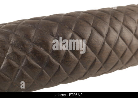 Kriechende Schlange aus Holz auf einem weißen Hintergrund. Stockfoto