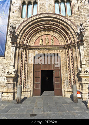 Perugia Umbrien Italien. Blick auf die Portale Maggiore, der Eingang des Palazzo dei Priori in der Via Vannucci. Im Jahre 1346 erbaut, reich an Dekorationen zeigt auf Th Stockfoto