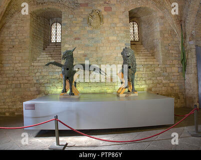 Perugia Umbrien Italien. Die ursprüngliche Bronze Skulptur der Greif und der Löwe im Palazzo dei Priori ausgesetzt. Sie sind zwei Symbole der Stadt Stockfoto