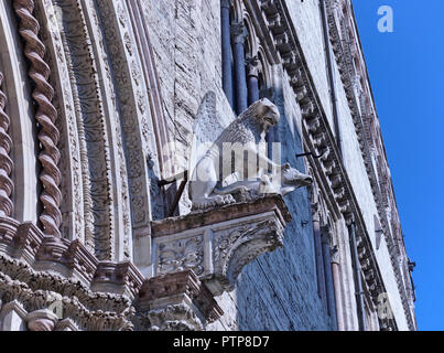 Perugia Umbrien Italien. Blick auf die Portale Maggiore, der Eingang des Palazzo dei Priori in der Via Vannucci. Im Jahre 1346 erbaut, reich an Dekorationen, Nahaufnahme von Stockfoto