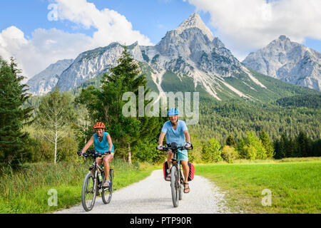 Zwei Mountainbiker, auf dem Radweg Via Claudia Augusta, Alpenüberquerung, an der Rückseite Sonnenspitze, Berglandschaft Stockfoto