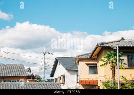 Japanische Haus und blauer Himmel in Kyoto, Japan Stockfoto