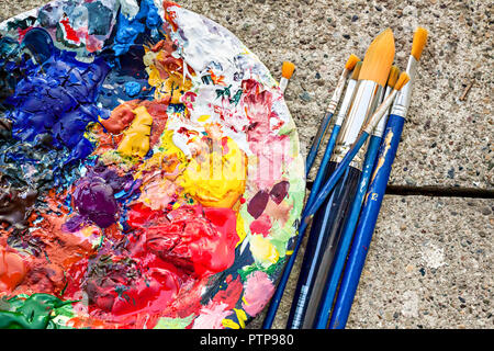 Gemischte Farben von Ölfarbe auf eine klassische Palette - Maler Palette und Pinsel Stockfoto