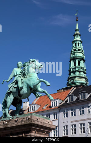 Statue von Absalon, legendären Gründer der Stadt, in der Nähe von Schloss Christiansborg auf Slotsholmen in Kopenhagen, Dänemark. Stockfoto