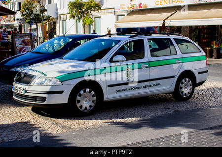 28. September 2018 einen Nationalen portugiesischen Polizei Auto im Schatten außerhalb der lokalen Polizeistation in Albufeira Portugal geparkt Stockfoto