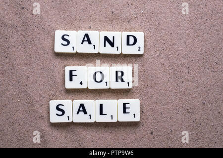 Sand zum verkauf Buchstaben auf Strand Stockfoto