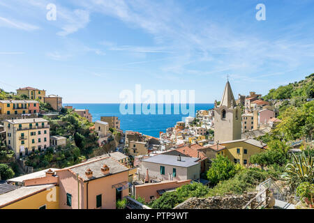 Blick auf das Dorf am Meer von Riomaggiore und der Kirche San Giovanni Battista, Cinque Terre, Ligurien, Italien Stockfoto