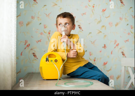 Süße kleine Kranke kaukasier Kind mit Gerät zur Inhalation im Kinderzimmer einatmen Medizin Stockfoto