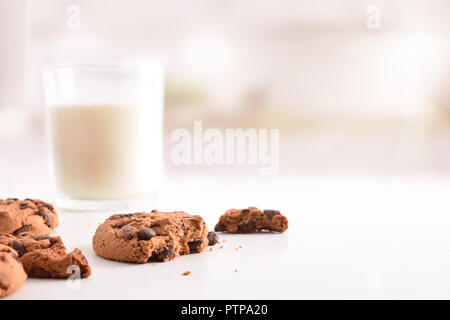 Frühstück mit Runde Kekse mit schwarzer Schokolade Nuggets auf weißen Tisch in der Küche. Vorderansicht. Horizontale Zusammensetzung Stockfoto