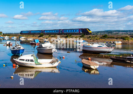 COCKWOOD, STARCROSS, Devon, Großbritannien - 03 Okt 2018: Cross Country Klasse 220 Voyager Triebzugeinheit übergibt den Hafen von Cockwood auf der Exe Estuary. Stockfoto