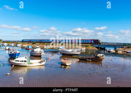 COCKWOOD, STARCROSS, Devon, Großbritannien - 03 Okt 2018: Cross Country Klasse 220 Voyager Triebzugeinheit übergibt den Hafen von Cockwood auf der Exe Estuary. Stockfoto