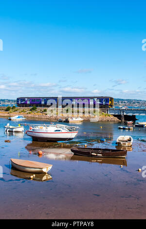 COCKWOOD, STARCROSS, Devon, Großbritannien - 03 Okt 2018 First Great Western Klasse 150 Sprinter Zug 150267 übergibt den Hafen von Cockwood auf der Exe Estuary. Stockfoto