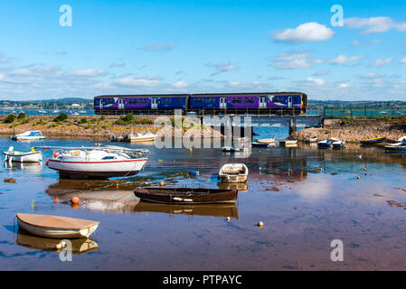 COCKWOOD, STARCROSS, Devon, Großbritannien - 03 Okt 2018 First Great Western Klasse 150 Sprinter Zug 150267 übergibt den Hafen von Cockwood auf der Exe Estuary. Stockfoto