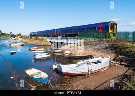 COCKWOOD, STARCROSS, Devon, Großbritannien - 03 Okt 2018: First Great Western Klasse 158 Express Sprinter Zug 158763 übergibt den Hafen von Cockwood auf der Exe Estu Stockfoto