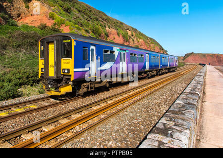 DAWLISH, Devon, Großbritannien - 03 Okt 2018: Gwr Klasse 150 Sprinter 150207 Zug in Richtung Norden entlang der Kaimauer in Dawlish. Stockfoto