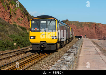 DAWLISH, Devon, Großbritannien - 3 May 2018: ein Gwr Klasse 143 Pacer Triebzugeinheiten, die entlang der Wand in Dawlish. Schrittmacher sind für lokale Dienstleistungen rund um Exeter verwendet Stockfoto