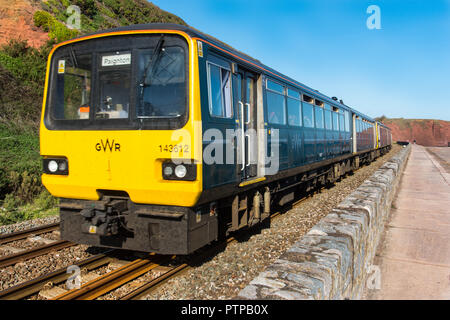 DAWLISH, Devon, Großbritannien - 3 May 2018: ein Gwr Klasse 143 Pacer Triebzugeinheiten, die entlang der Wand in Dawlish. Schrittmacher sind für lokale Dienstleistungen rund um Exeter verwendet Stockfoto