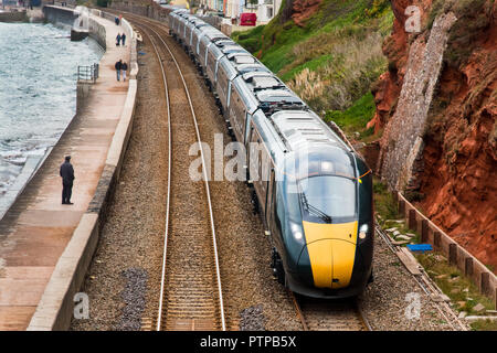 DAWLISH, Devon, Großbritannien - 04 Okt 2018: Gwr Klasse800/802 High Speed Train nördlich von Exmouth entfernt. Stockfoto