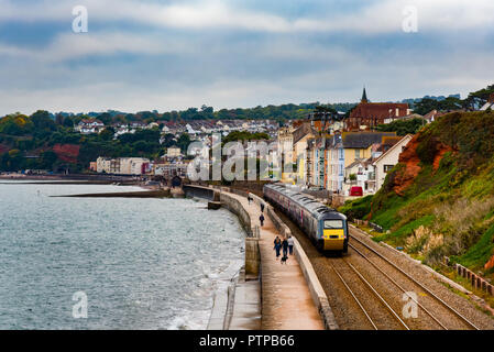 DAWLISH, Devon, Großbritannien - 04 Okt 2018: Gwr Klasse 43 Hochgeschwindigkeitszug reisen Süd- und Annäherung an Exmouth entfernt. Stockfoto