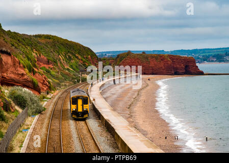 DAWLISH, Devon, Großbritannien - 04 Okt 2018: Gwr Klasse 150 Sprinter Zug Richtung Süden am Meer entlang der Wand in Dawlish. Langstone Rock ist im Hintergrund. Stockfoto