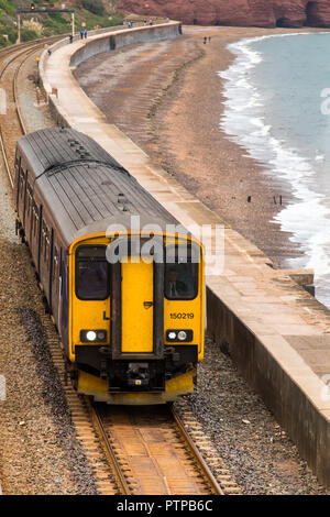 DAWLISH, Devon, Großbritannien - 04 Okt 2018: Gwr Klasse 150 Sprinter Zug Richtung Süden am Meer entlang der Wand in Dawlish. Stockfoto