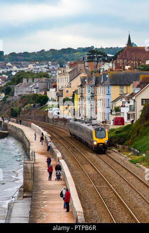 DAWLISH, Devon, Großbritannien - 04 Okt 2018: Arriva Cross Country Klasse 220 Voyager Zug in Richtung Norden entlang der Kaimauer in Dawlish. Stockfoto