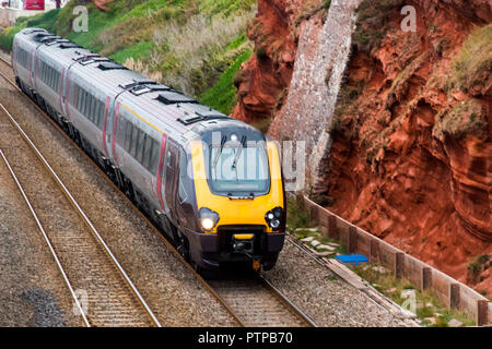 DAWLISH, Devon, Großbritannien - 04 Okt 2018: Arriva Cross Country Klasse 220 Voyager Zug in Richtung Norden entlang der Kaimauer in Dawlish. Stockfoto