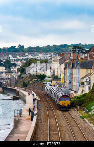 DAWLISH, Devon, Großbritannien - 04 Okt 2018: DB Cargo UK, Class 66 Diesel-elektrische Güterzuglokomotive Nr. 66013 nördlich von Exmouth entfernt. Stockfoto