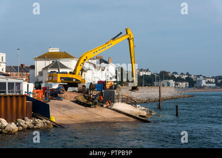 EXMOUTH, Devon, Großbritannien - 05 Okt 2018: Große Felsbrocken sind vor dem Meer an der Wand in der Nähe von Exmouth Docks gelegt, um die Abwehrkräfte zu stärken. Stockfoto