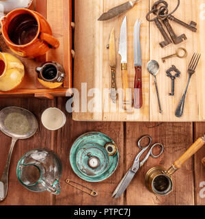 Ein Foto von vielen vintage Objekte, Flohmarkt Sachen auf einem hölzernen Hintergrund Stockfoto