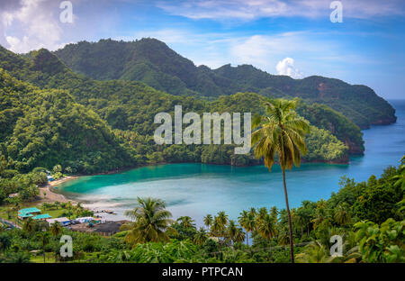 Meer und Palmen in St. Vincent und die Grenadinen, wunderschönen exotischen Paradies mit Bergen und schönen perfekten Stränden und farbenfrohen Türkis Stockfoto