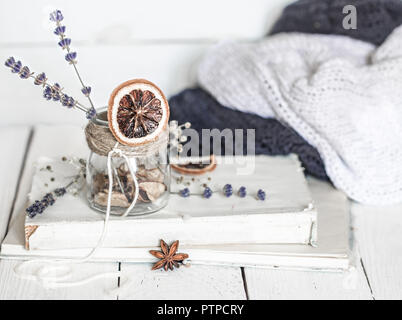 Noch stilvoll Leben mit Buch und hipster Dekor auf hellen Hintergrund, Konzept Hintergrund und Stil Stockfoto
