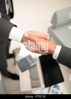 Bis zu schließen. business Handshake über verschwommenen Hintergrund. Stockfoto