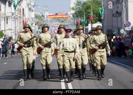 Belarus, Gomel. Mai 9, 2018. Der Tag des Sieges. Dem Zweiten Weltkrieg Soldaten marschieren auf der Straße Stockfoto