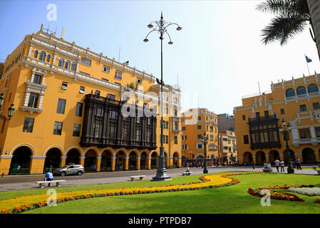 Beeindruckende koloniale Gebäude mit schönem Garten am Plaza Mayor in Lima, Peru, Mai 2018 19. Stockfoto