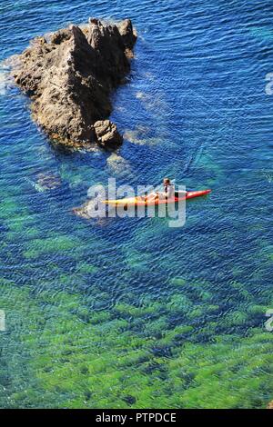 Almeria, Spanien - 22. September 2018: Menschen üben Kanusport im Sommer auf der Sirenen Riff in Cabo de Gata, Almeria, Spanien Stockfoto