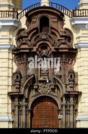 Atemberaubende Hauptportal der Basilika und Kloster von San Francisco im historischen Zentrum von Lima, Weltkulturerbe der UNESCO, Lima, Peru Stockfoto