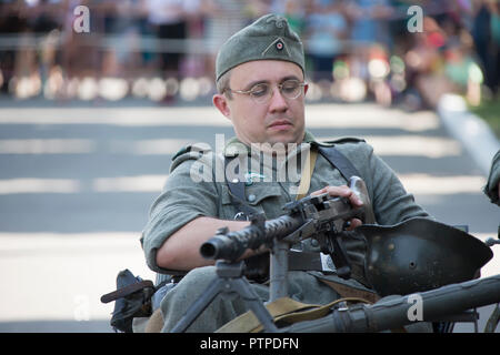 Belarus, Gomel. Mai 9, 2018. Der Tag des Sieges. Wiederaufbau, Reichstag. Deutscher Soldat des Zweiten Weltkriegs auf einem Motorrad Stockfoto