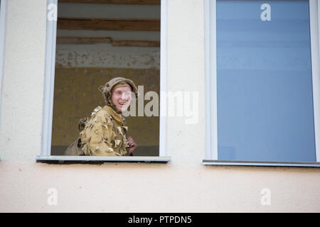 Belarus, Gomel. Mai 9, 2018. Der Tag des Sieges. Wiederaufbau, Reichstag. Soldat in der Tarnung einheitlich in einem Helm schaut aus dem Fenster Stockfoto