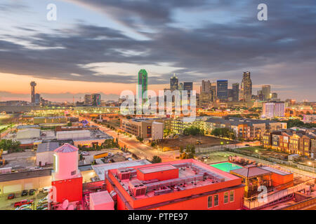 Dallas, Texas, USA Downtown Skyline der Stadt in der Dämmerung. Stockfoto