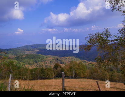 Herbst Landschaft vom Gipfel des Mottarone, Piemont. Italien Stockfoto