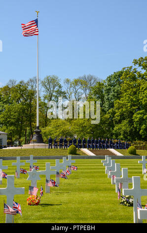 US-Soldaten zu Ehren der Flagge am Memorial Day mit Gedenkstätte Kreuze im Cambridge Friedhof und Denkmal. Grab Grabsteine und Flags Stockfoto