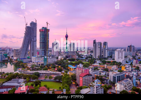 Colombo Sri Lanka skyline Stadtbild Foto. Sonnenuntergang in Colombo mit Blick über die größte Stadt in Sri Lanka Insel. Städtische Ansichten von Gebäuden und die La Stockfoto