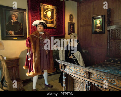 Waxwork Zahlen von Henry VIII. und Anne Boleyn in einem Schlafzimmer von Hever Castle, Kent Stockfoto